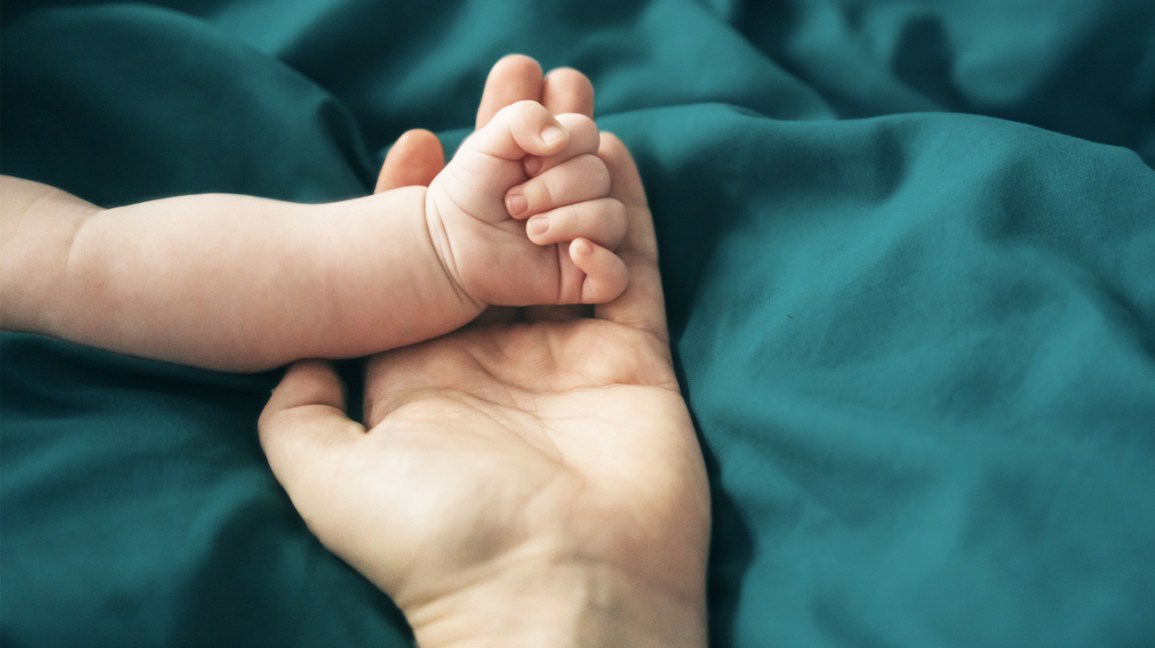 mom_baby_holding_hands-1296x728-header
